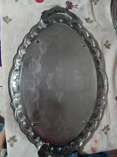 Grande bandeja em metal especurado a prata,.ao estilo D.jose decorado a cacheados