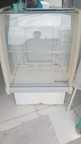 Vende-se um balcão no valor 800,00 preço negociável aceito cartão 