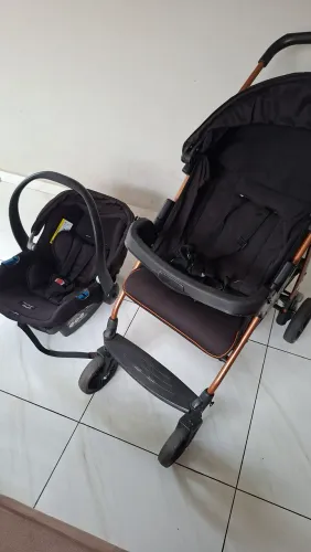 Carrinho de Bebê com Bebê Conforto Burigotto
