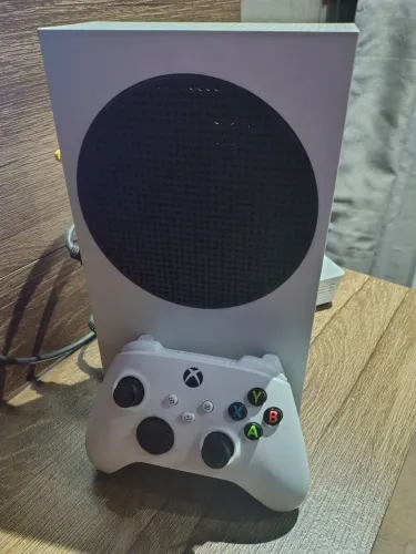Vendendo Xbox Series S 512 GB em ótimo estado com cabos originais e controle