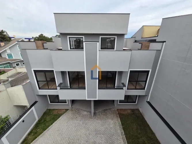 Sobrado Triplex com 165m² no bairro Xaxim