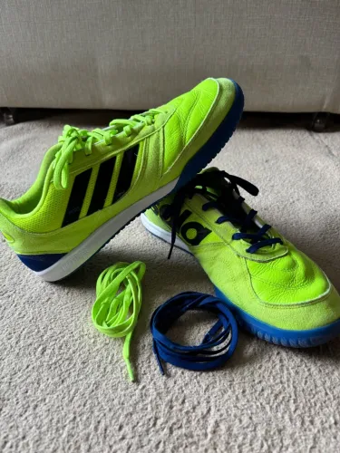 adidas sala verde e azul