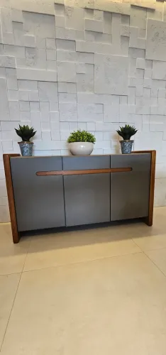 BUFFET MODERNO COR GRAFITE E LATERAIS EM MADEIRA MACIÇA 3 PORTAS E UMA GAVETA