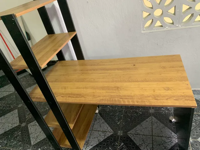 Escrivaninha com estante