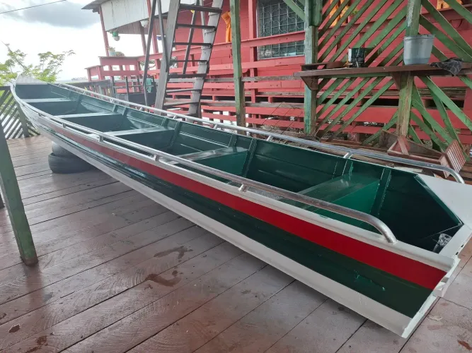 Bote novo para motores rabeta medindo 7 metros comprimento, 1.30 de boca, 0.40 altura