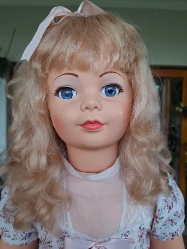 Amiguinha decada de 70, cabelo pêssego.