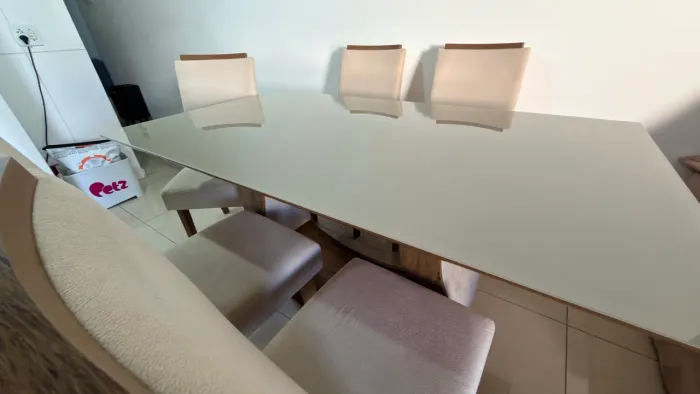 Mesa sala de jantar com 6 cadeiras estofadas e tampo de vidro 