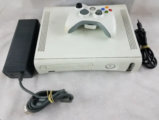 Console Xbox 360 Branco funcionando 100% - Acompanha cabos e um controle branco Original
