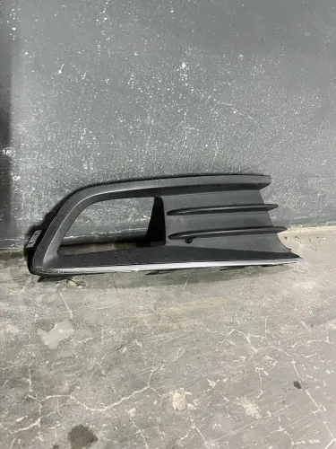 ? Grade Inferior do Farol de Milha Lado Direito - Linha Volkswagen G6 ?