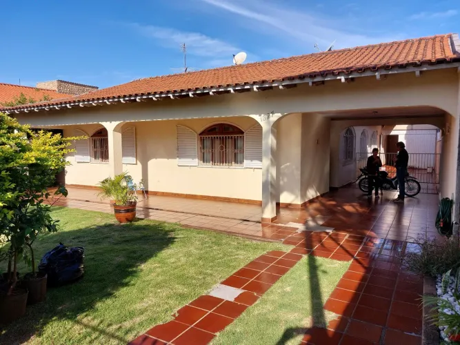 Residência no centro em Rolândia PR. 251m². Terreno 675 m². Rua Arthur Thomas 1327.
