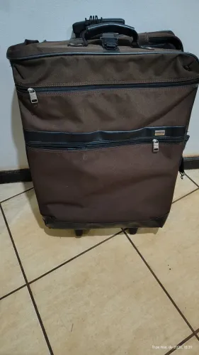 Mala com rodinhas para ternos e vestidos marca American Tourister