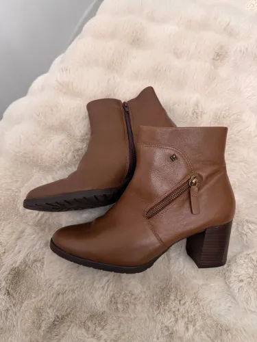 Bota de couro,marca cravo e canela 