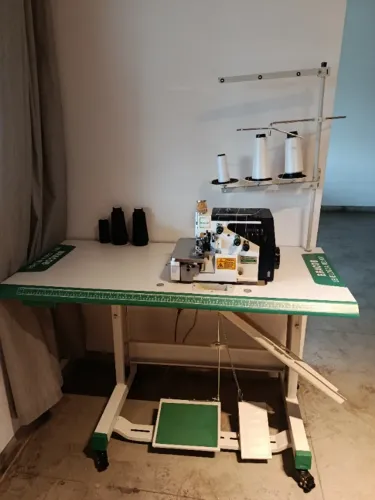 Máquina de costura overloque industrial Bracob direct drive