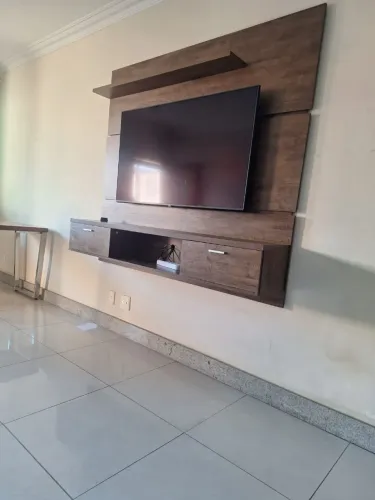 Painel com rack suspenso para tv até 60"