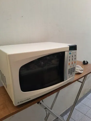Forno Micro ondas eletrolux MEF 28 127volts