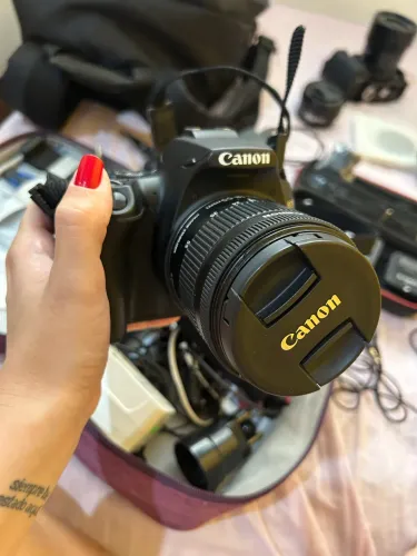 Câmera Cânon SL3 com Lente 18-55mm e bateria extra