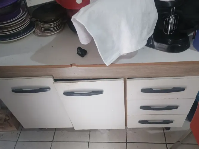 VENDO BALCÃO sem inox com mesa e duas cadeiras
