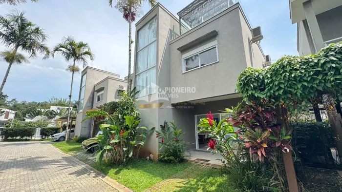 Casa de Condomínio com 3 suítes a 550m da praia de Camburi