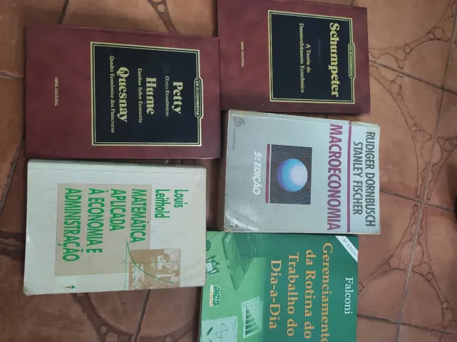 5 livros apenas 28 reais