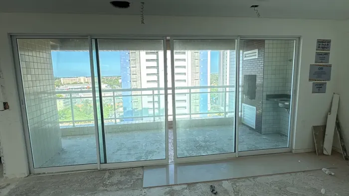 Portas de vidro com esquadria branca e trilhos!