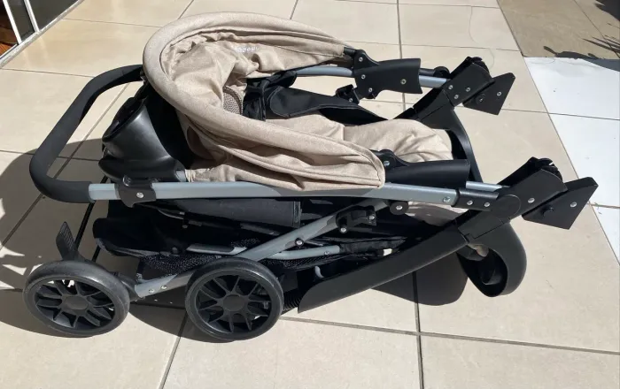 Carrinho de bebê e bebê conforto