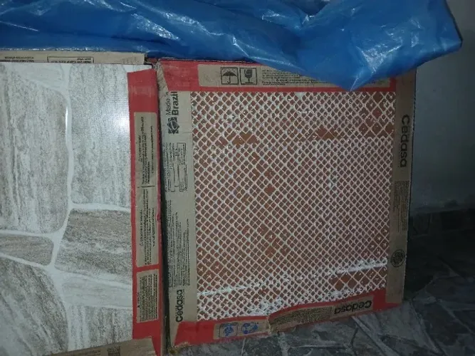 Piso 57x57 emborrachado cor amarelo do tipo pedra