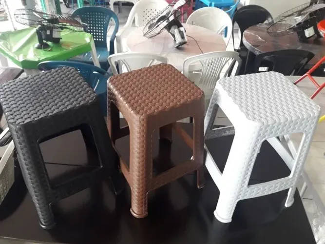 banqueta de plastico (NOVA)