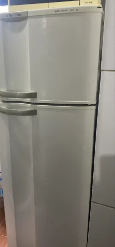 Vendo uma geladeira nu valor 650