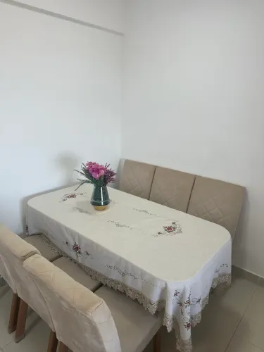 MESA SONARE VIDRO OFF WHITE  COM 6 CADEIRAS SNOW TECIDO BEGE