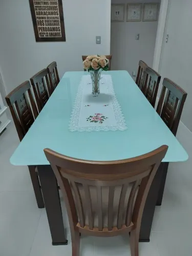 Vendo mesa com oito cadeiras e tampo de vidro