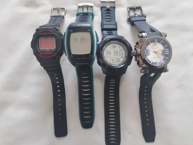 VENDO QUATRO RELOGIOS 