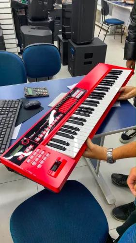Teclado musical roland