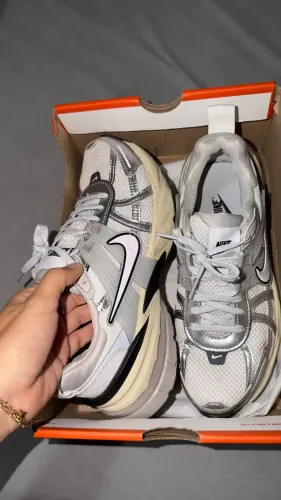 Tênis Nike V2K Run Summit White Metallic Silver