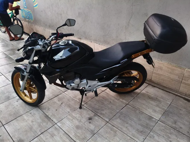 Honda CB 300R 2015 Preta - Super Conservada + Baú + Chave Reserva