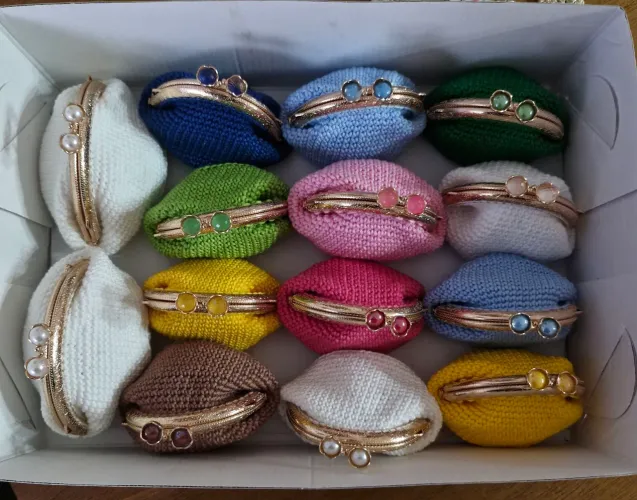 Porta moedas em croche, cada uma 30 reais