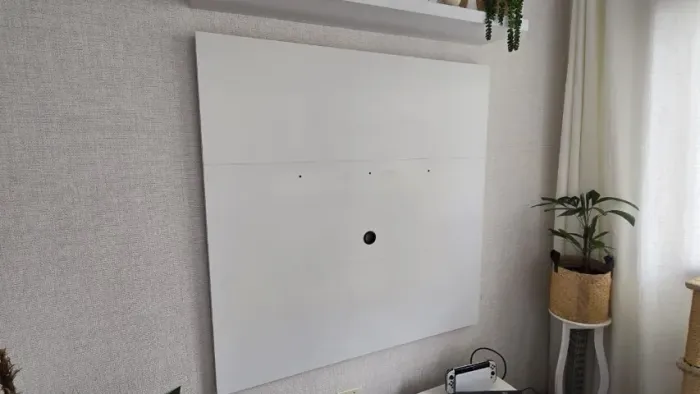 Vendo painel suspenso para TV, ideal para sala ou quarto. Design clean, compacto e moderno