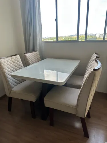 Mesa de Jantar com 4 Cadeiras Estofadas - Super Conservada!