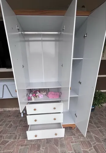 Berço com roupeiro infantil