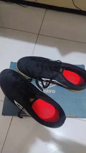 Chuteira umbro tamanho 43 (usada só uma vez)