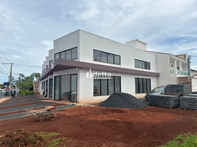 Loja comercial disponível para locação e venda no bairro Jardim Karaíba em Uberlândia-MG.