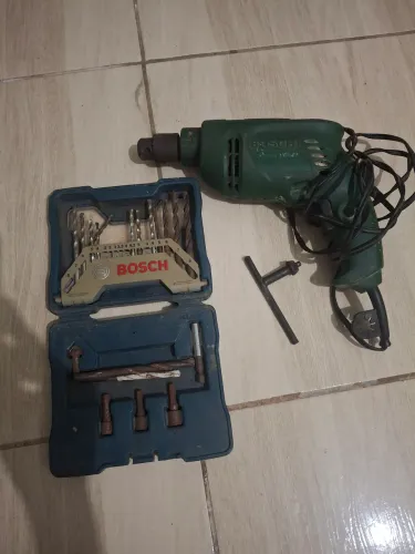Furadeira Bosch com maleta de brocas
