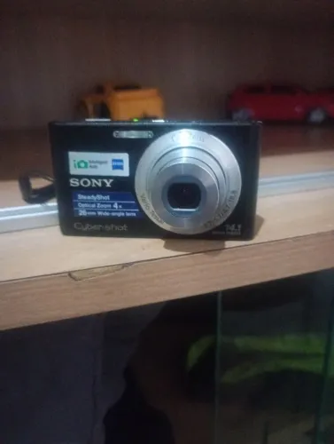 Câmera semi-profissional tira fotos e grava vídeos em 4k
