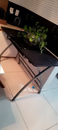 MESA ESCRIVANIA COM BASE DE METAL E TAMPO DE MADEIRA E VIDRO COR PRETO 1,20 X 0,60 m