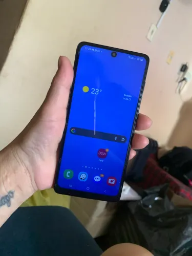 Samsung A71 128 GB e 6 RAM apenas um trinco na tela mais funcionando perfeitamente 