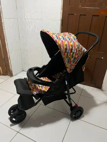 Carrinho de bebê semi Novo unissex