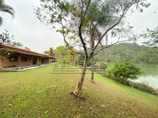 Chácara com 04 suítes a venda com fundos para o Rio Paraíba em Santa Branca Ref: 15647