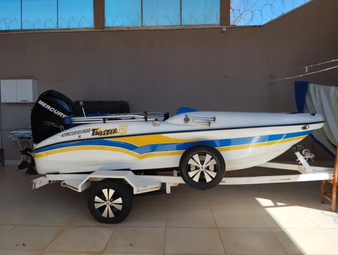 Lancha focker Twister 150 motor quatro tempo