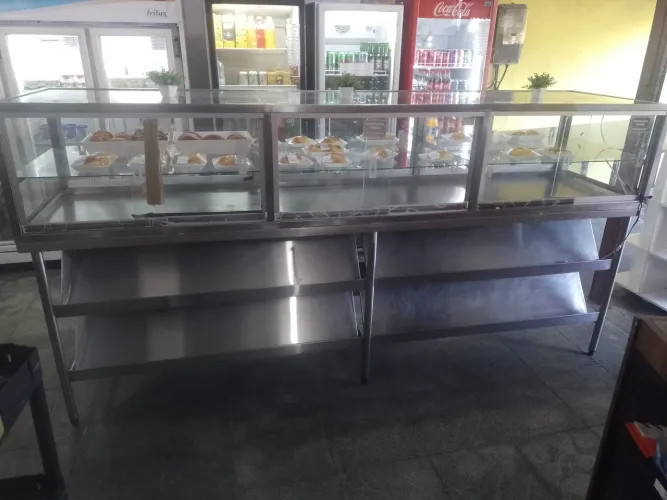 Vendo lindo móvel expositor para padaria todo em aço 