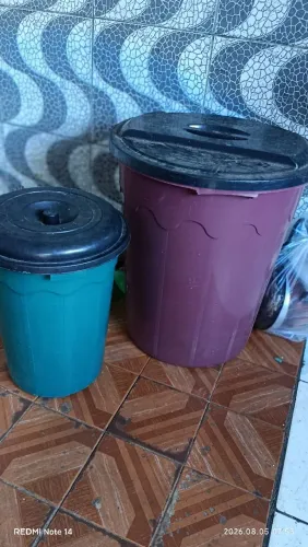 Vendo dois baldão.