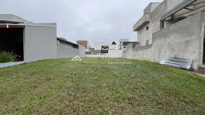 Terreno de 300 m² em Leve Aclive no Condomínio Ouroville